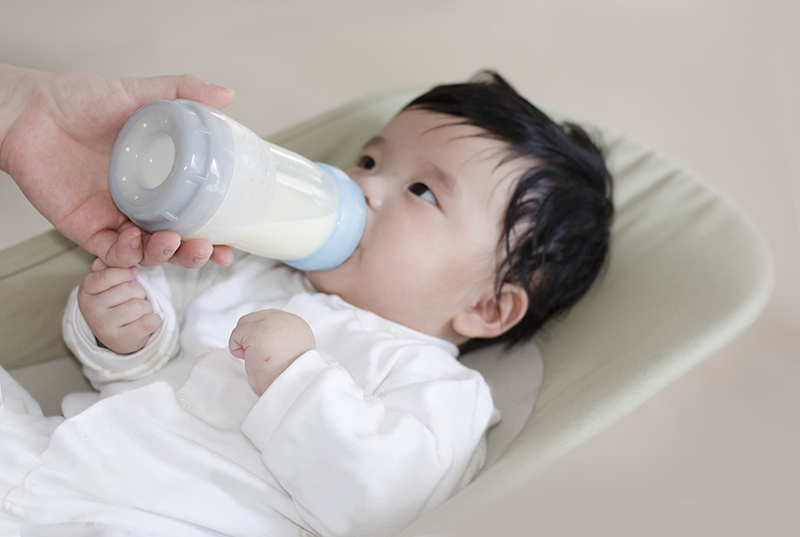 Bottle-Feeding Babies: Giving the Bottle-Babies
