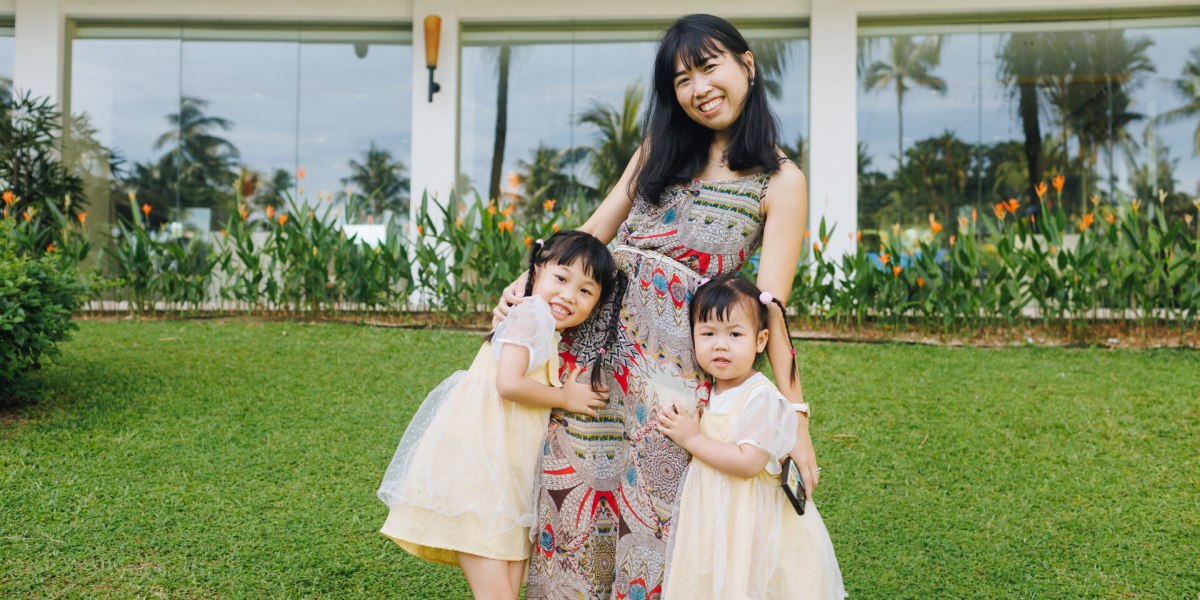 Lirong with daughters