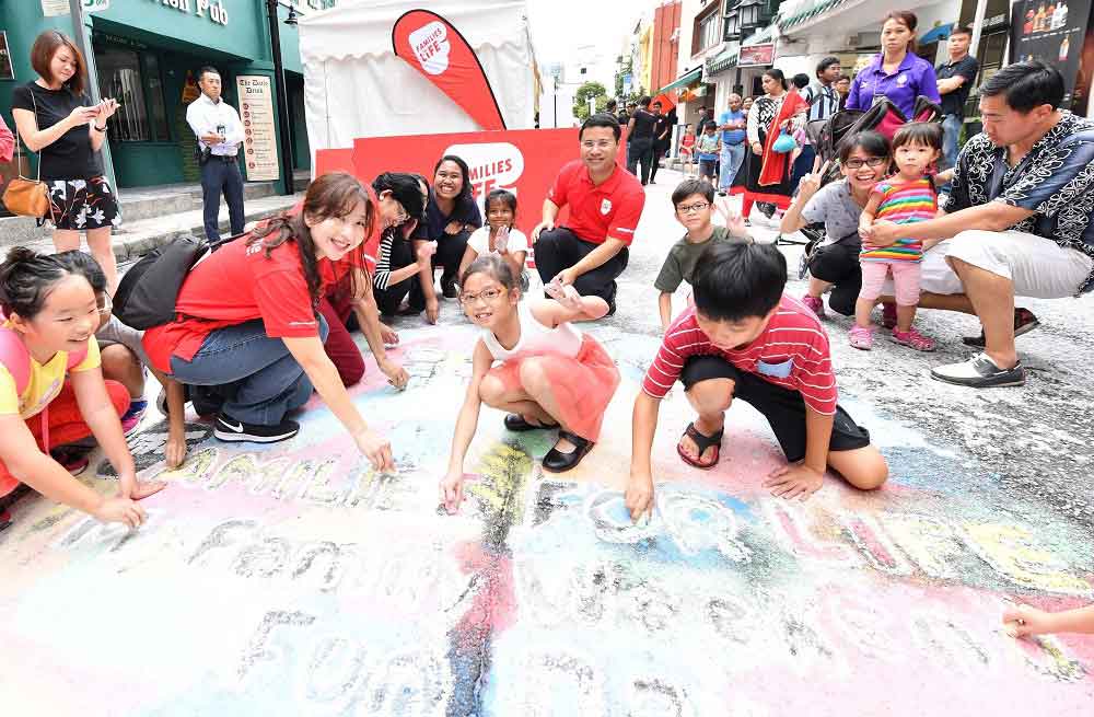 Minister for Social and Family Development Desmond Lee and Families For Life Council members joined children and their families in a chalk doodling activity at Circular Road for Families for Life’s “My Family Weekend Fun Day” on 2 Sep 2018  
